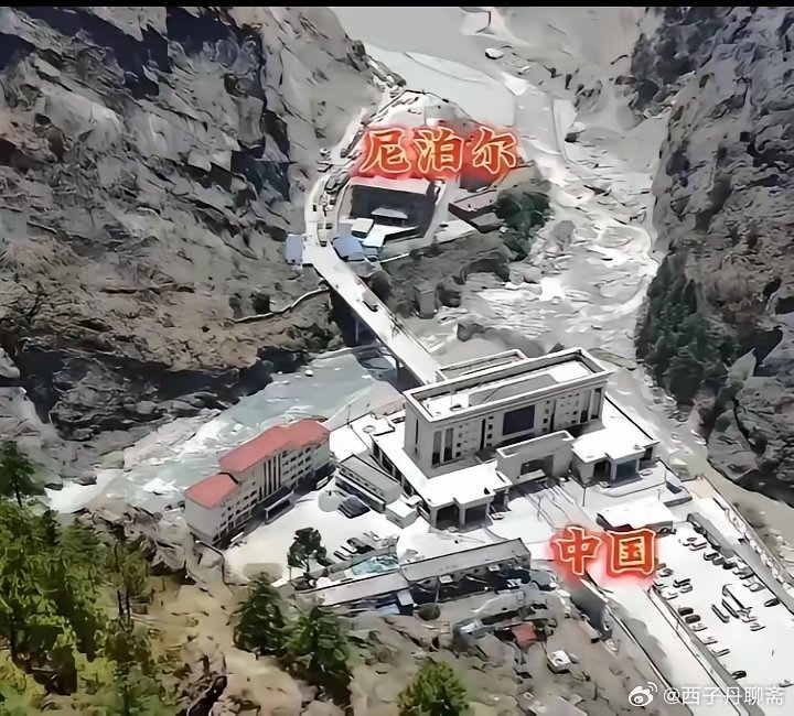 An aerial view of the destroyed border crossing, with Nepal and China labeled on either bank. Photo: @西子丹聊斋