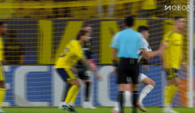A broadcast still, blurred by motion, showing the referee in the light-blue shirt near the goal during Al Nassr's 3-1 win. Photo: @麦子哥哥QaQ