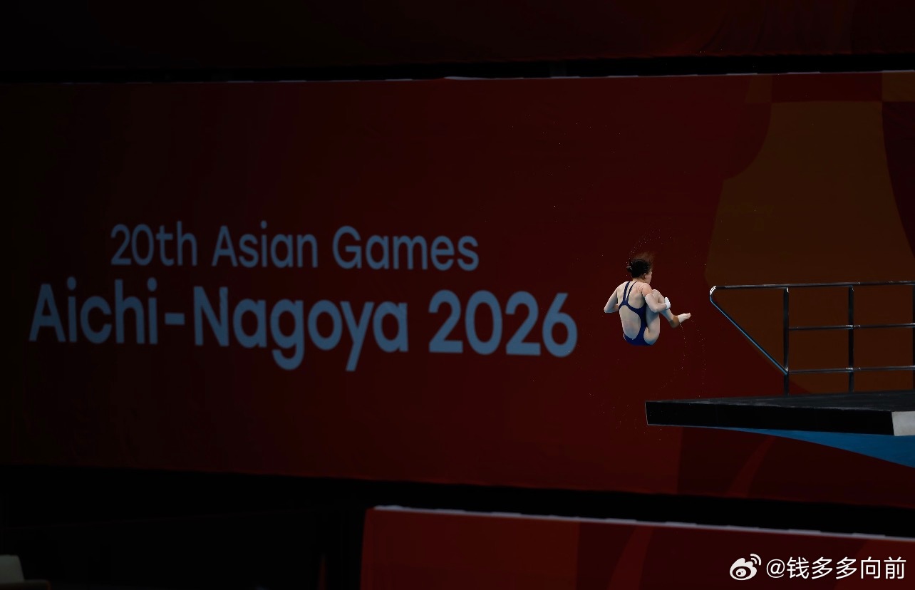 Chen Yuxi mid-dive above the platform during the women's 10-meter final at the Aichi-Nagoya Asian Games. Photo: @钱多多向前
