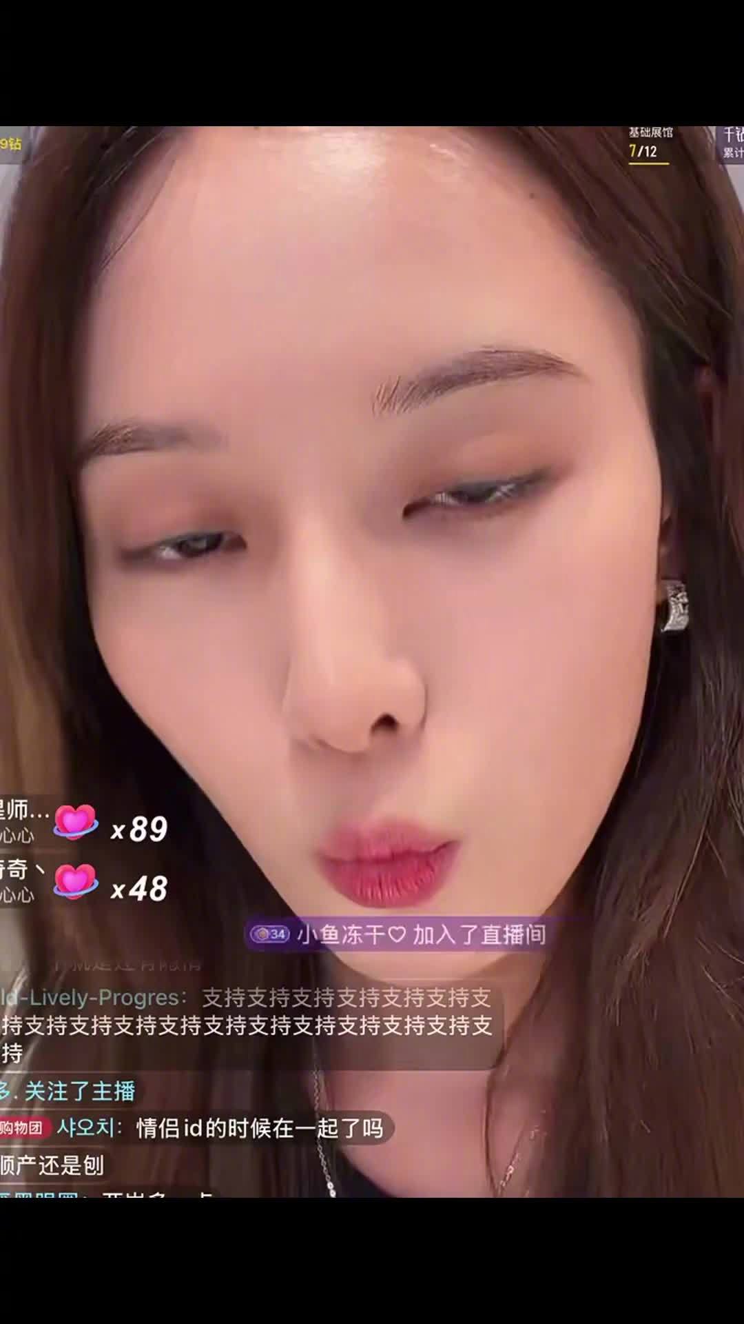 Xu Yiyang during the Thursday-night livestream, as the chat filled with messages of support. Photo: 新浪娱乐