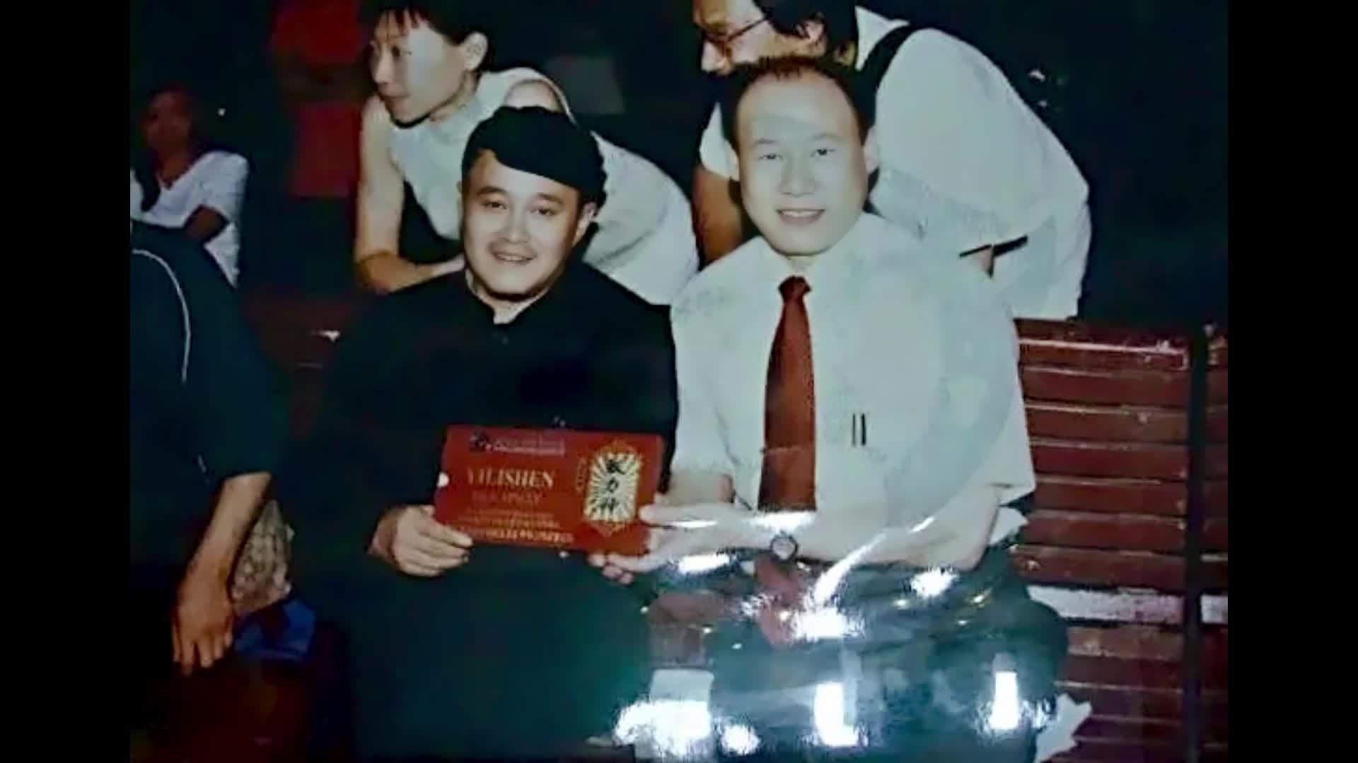 A photograph attached to a post comparing the drama's plot with Liaoning's ant-farming frauds shows two men displaying a commemorative plaque. Photo: @不砍树的光头强丶