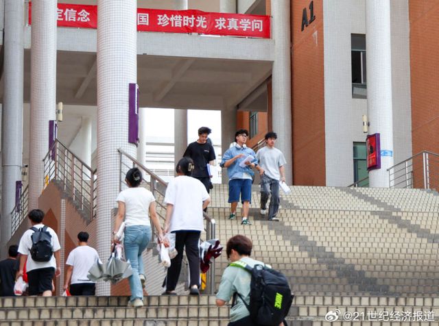 China's Top Universities Now Enroll More Graduate Students Than Undergraduates