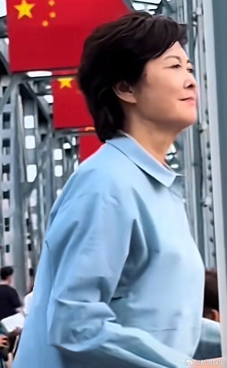 Jing Yidan recording what became her final program by the Songhua River in Harbin in June. Photo: @新浪娱乐