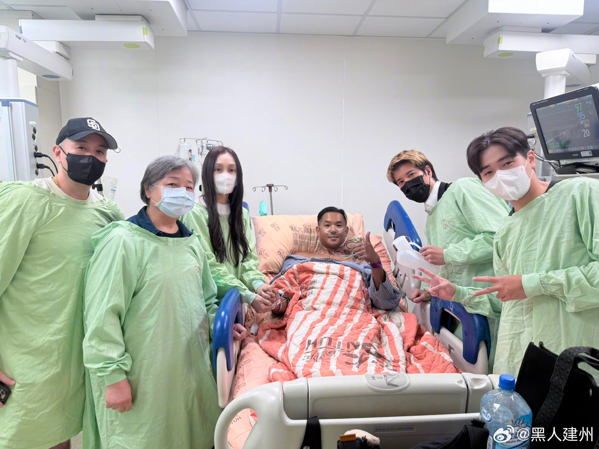 Blackie Chen giving a thumbs-up from his hospital bed, surrounded by his medical team after stent surgery. Photo: @黑人建州