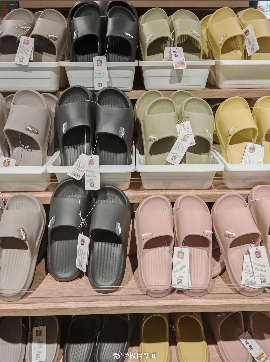 Slide sandals on a supermarket shelf, each pair carrying a missing-child hangtag beside the normal price tag. Photo: @极目新闻