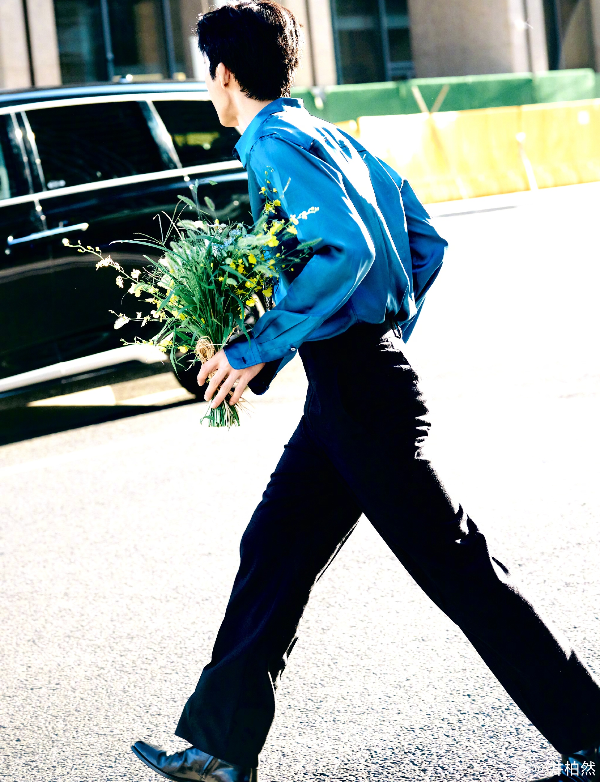 Jing Boran, carrying flowers in a candid shot posted during the show's run. Photo: @井柏然