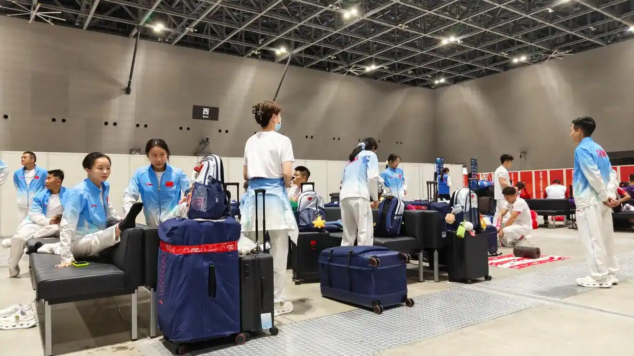 Team members in tracksuits wait with their luggage in the transport centre at Nagoya airport on September 16. Photo: @新浪新闻