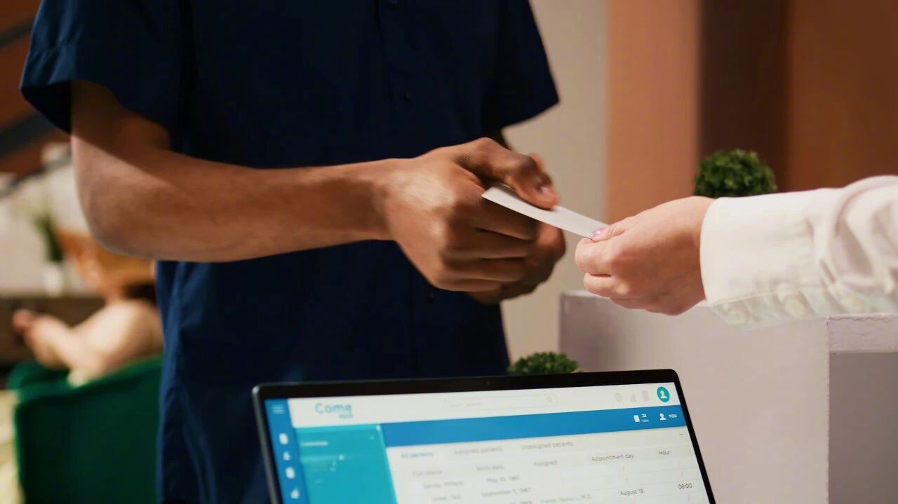 A guest hands back a room key card at a hotel front desk. Photo: @新浪热点