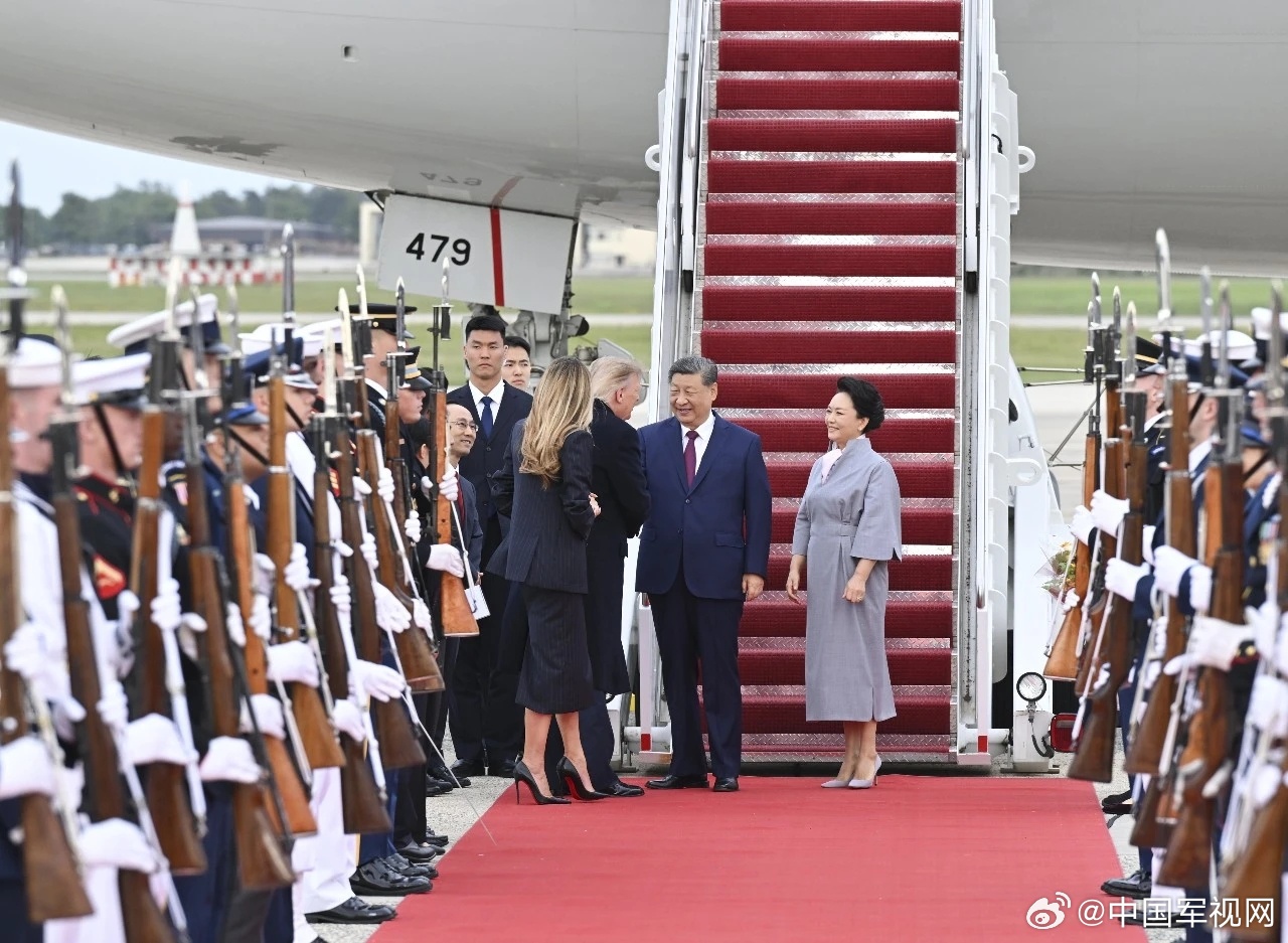 Xi and Peng greet Donald and Melania Trump at the foot of the aircraft stairs, honour guard at attention. Photo: @中国军视网