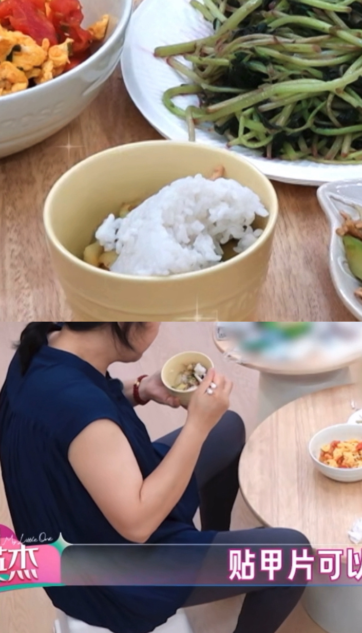 The meal as the episode framed it — tomato-and-egg, greens and a mound of rice — and one of the pair eating at the round wooden table. Photo: @季风号苏打