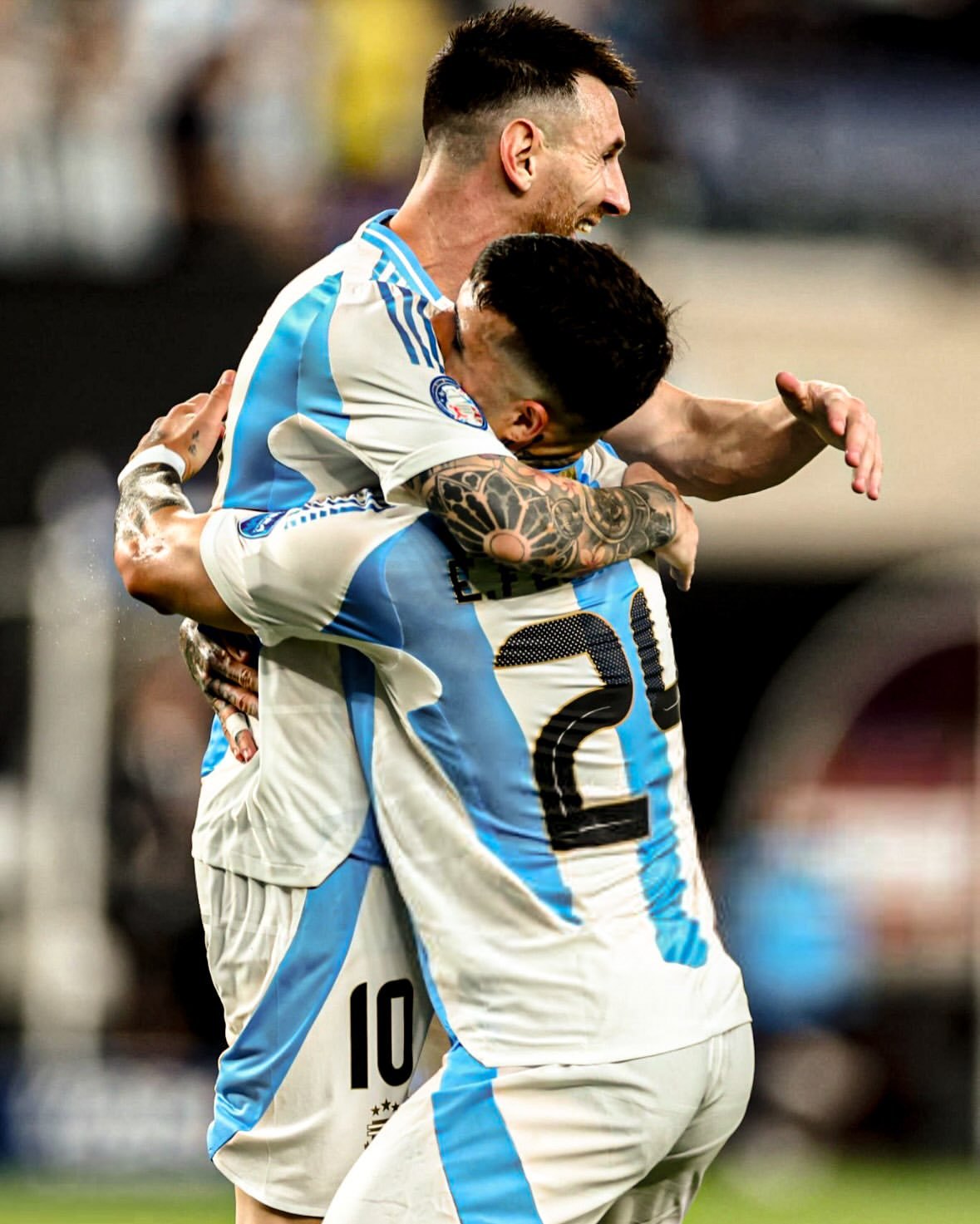 Lionel Messi embraces a teammate during his final years with the national side. Photo: @迈阿密国际守梅者