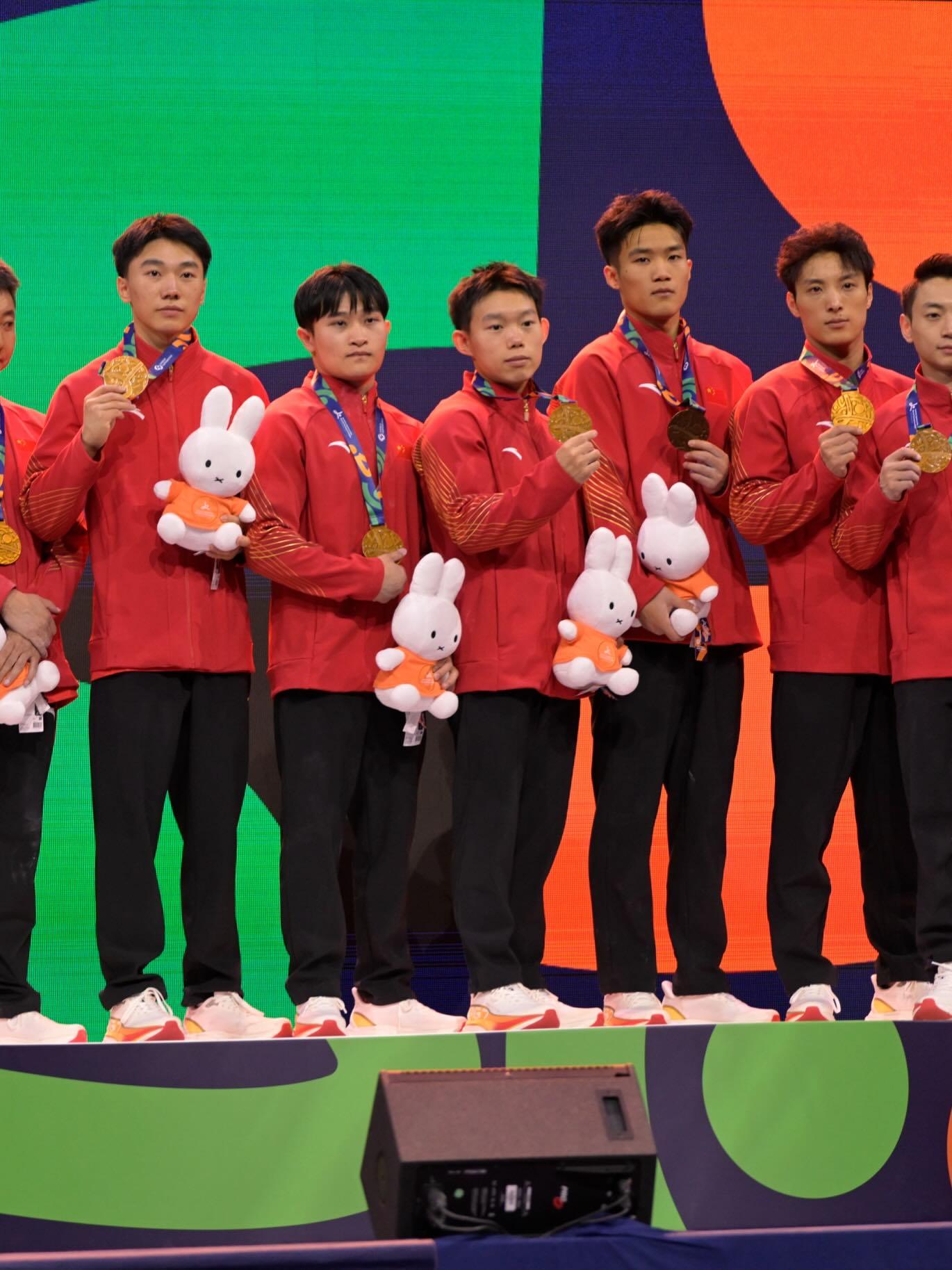 Chinese gymnasts line up after the men's team final in Rotterdam. Photo: @咪咕体育
