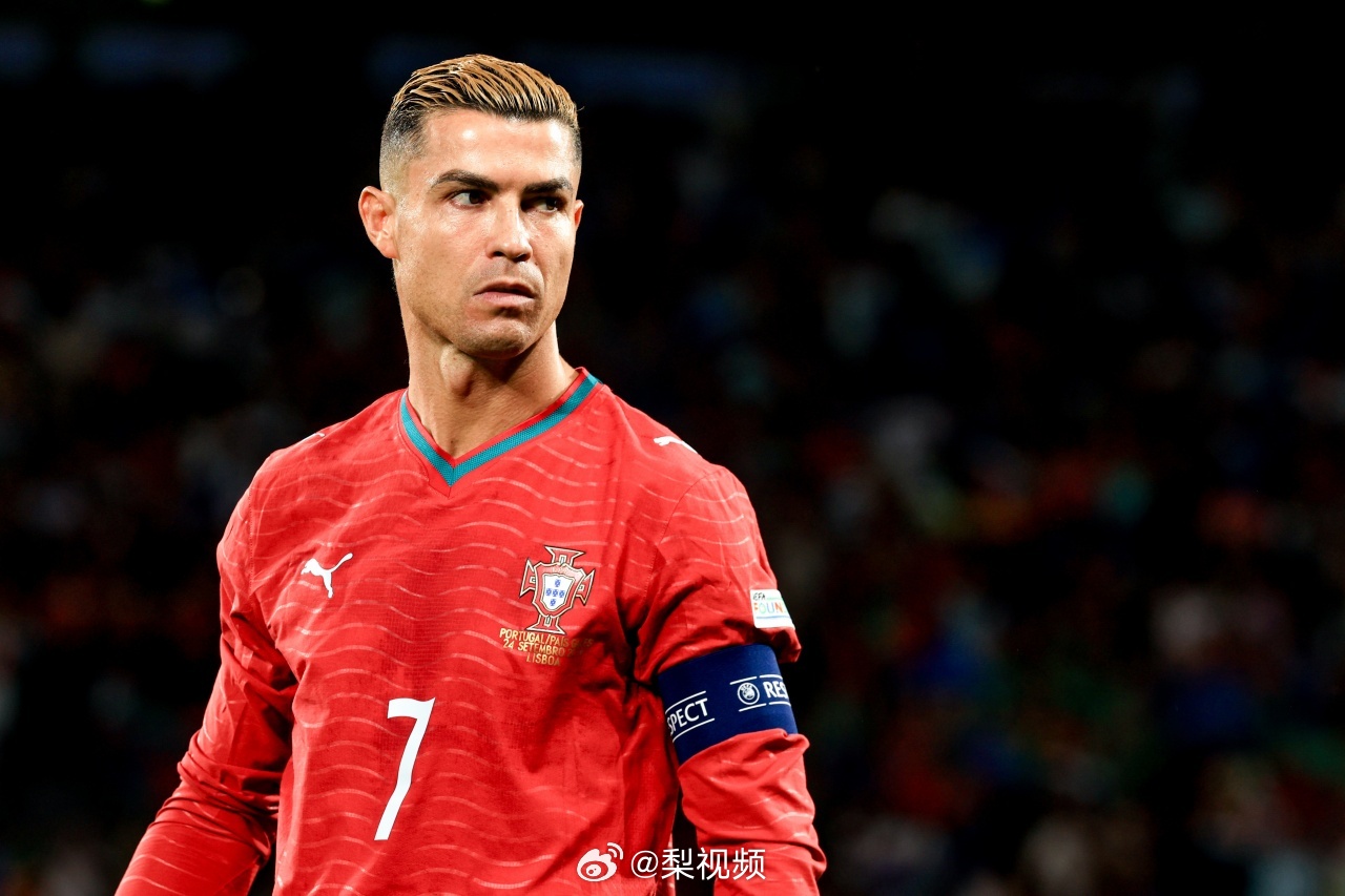 Cristiano Ronaldo in Portugal's No. 7 shirt under stadium lights. Photo: @梨视频