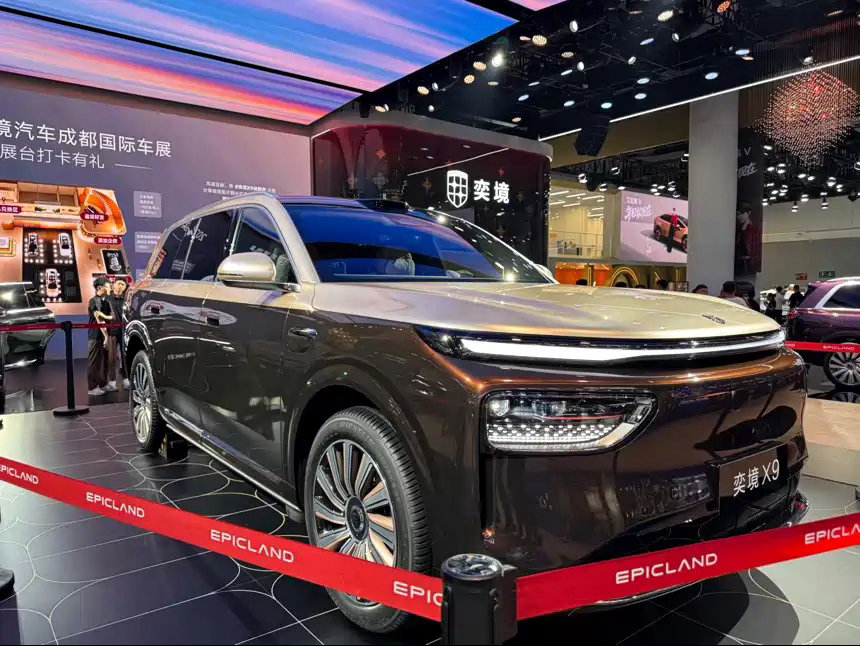 A two-tone Yijing X9 on the Chengdu auto-show stand, its plate area carrying the model name. Photo: @祁冲rush