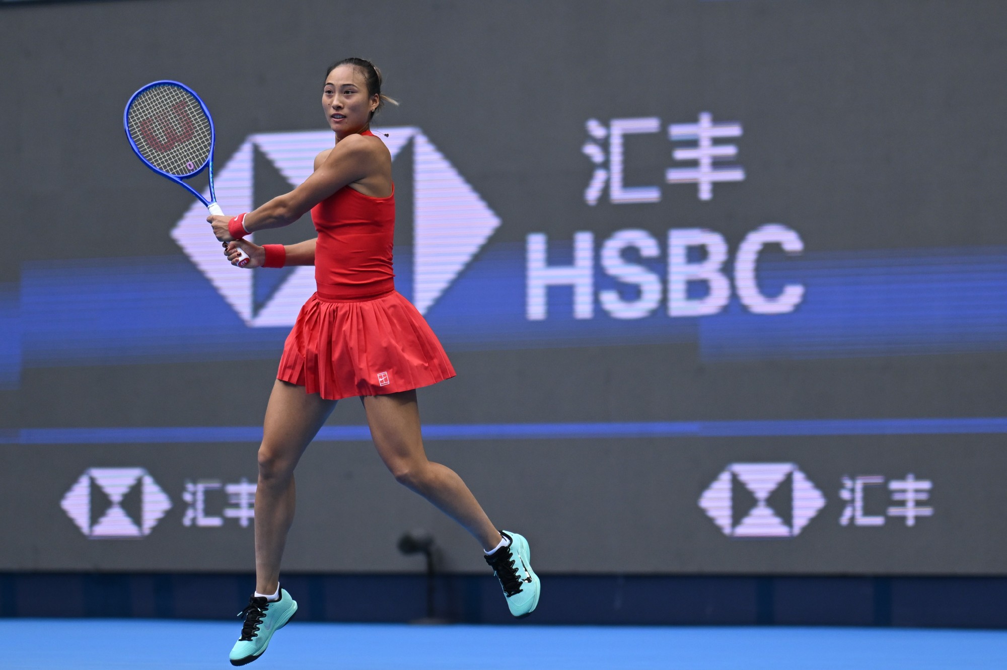 Zheng in action during her straight-sets quarterfinal in Beijing. Photo: @克母鸡