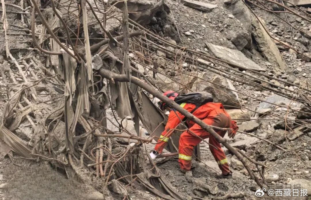 Rescue workers search the rubble of the destroyed port building at Gyirong. Photo: @西藏日报