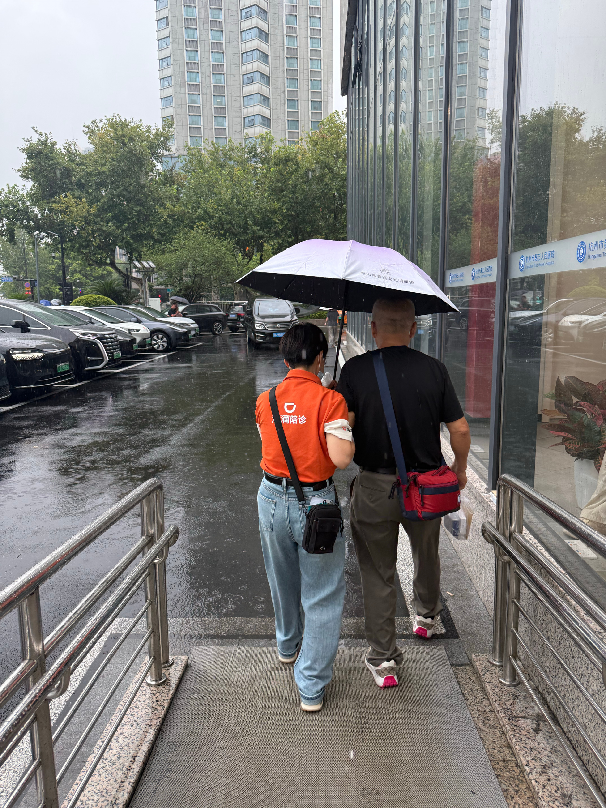 China's First National Standard for Hospital Escorts Takes Effect Next Month