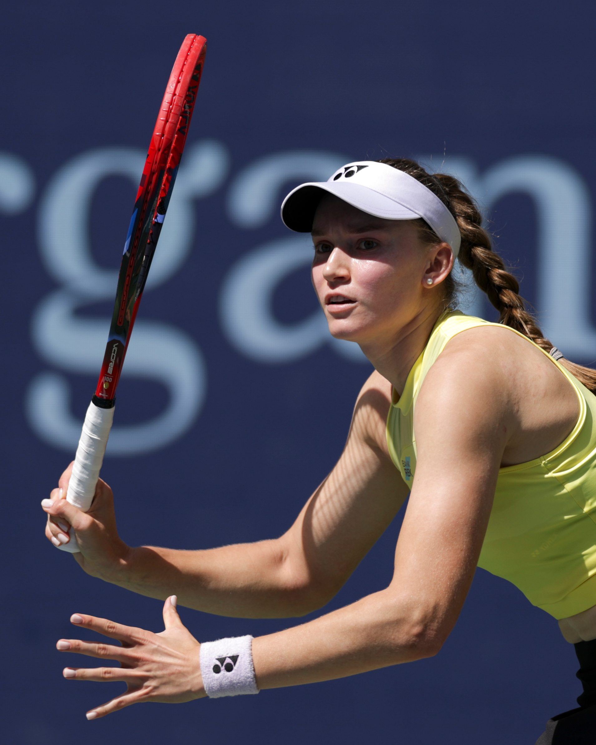 Zheng Qinwen in action during the quarter-final against Rybakina. Photo: @WTA国际女子网球协会