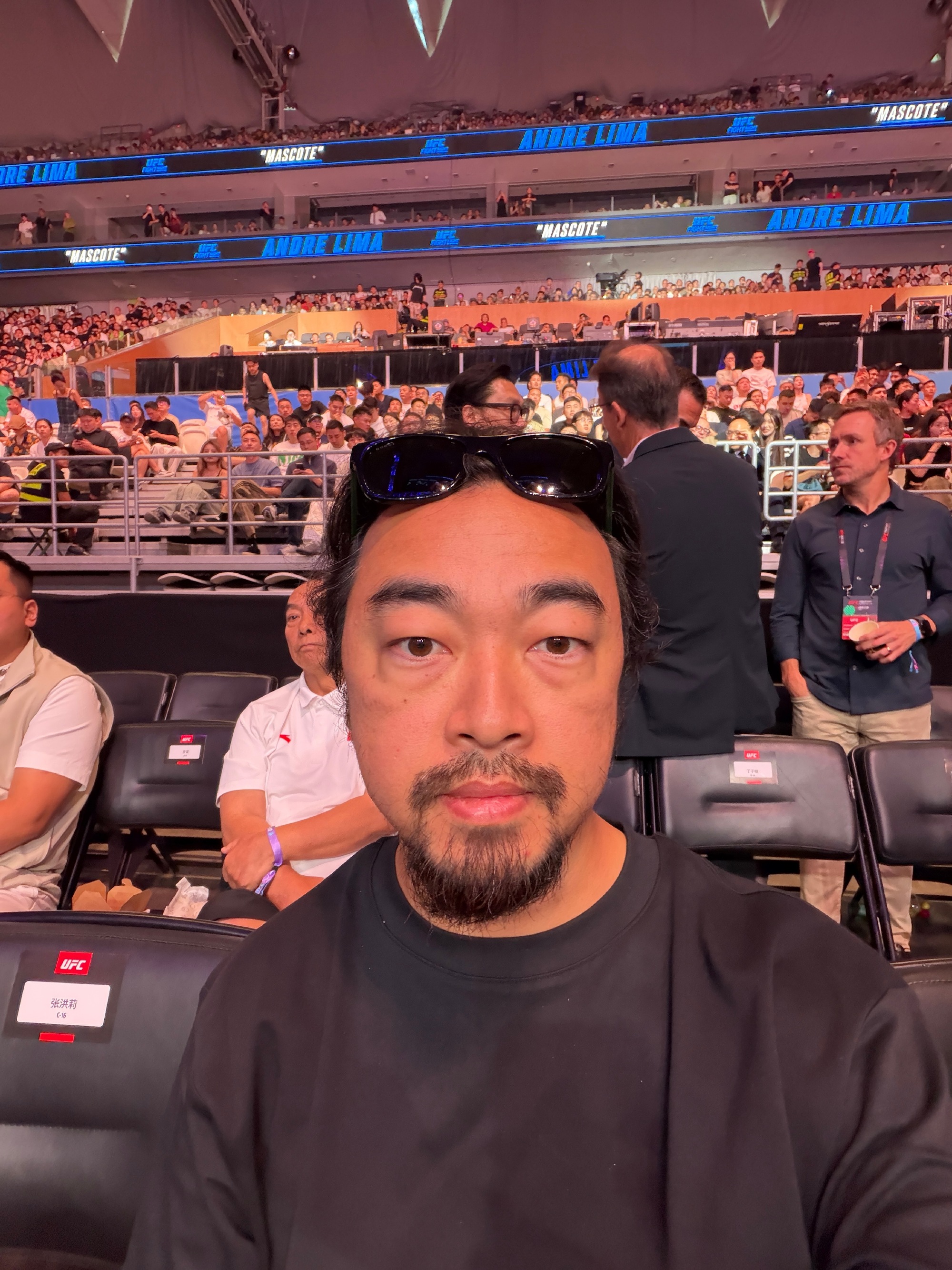 A cageside blogger's selfie at UFC Shanghai, with the octagon crowd behind him. Photo: @峰哥亡命天涯