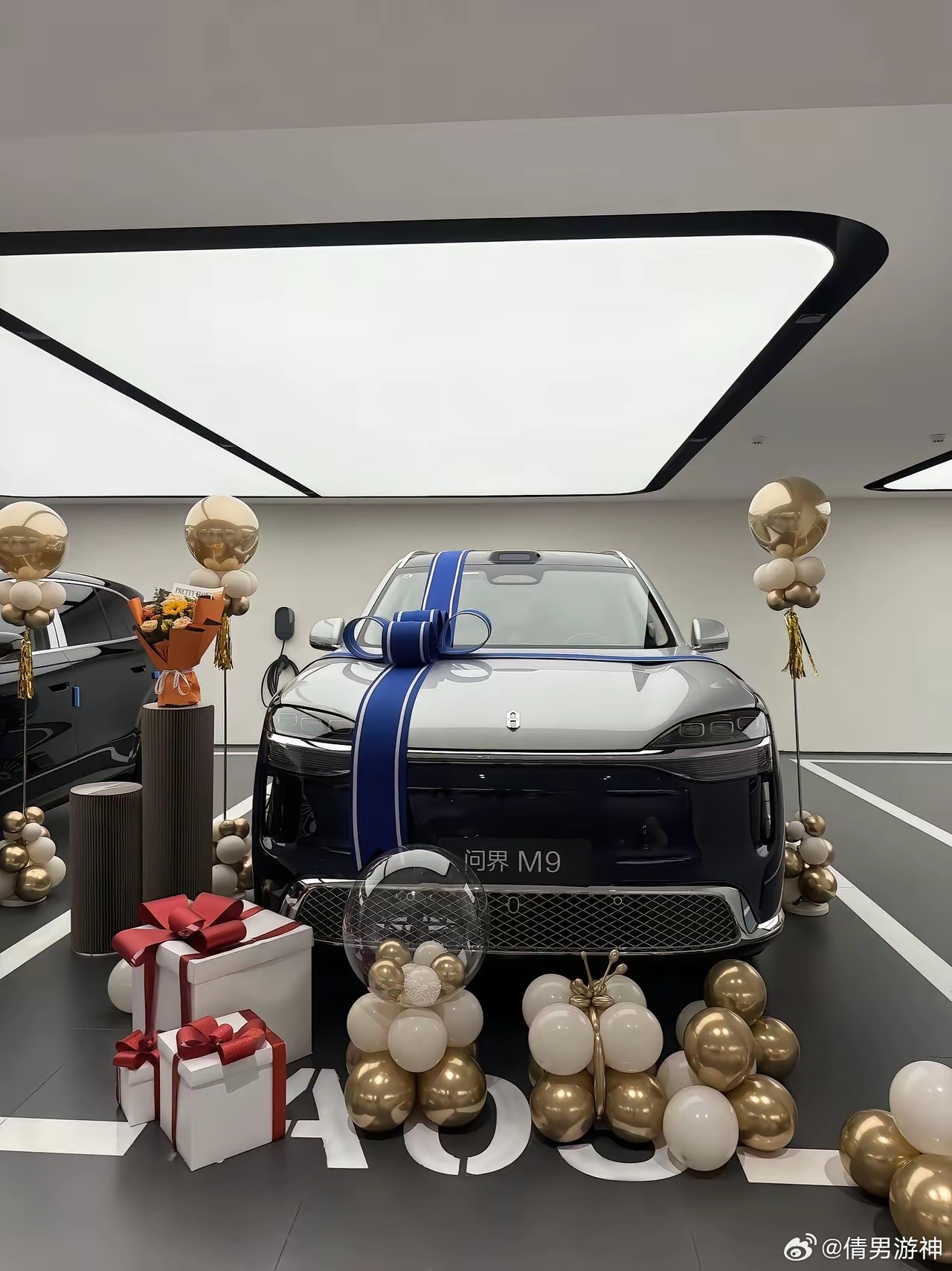 An AITO M9 with its launch ribbon in a Huawei-affiliated showroom, balloons and gift boxes stacked beside it. Photo: @倩男游神