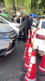 粤J2888T became China's most joked-about license plate in 2024, when its driver led dozens of cars down a highway dead end. During Golden Week, the scenic area at Chongdugou fenced off a special parking space for the returning car — while the country hit its holiday return-peak traffic.