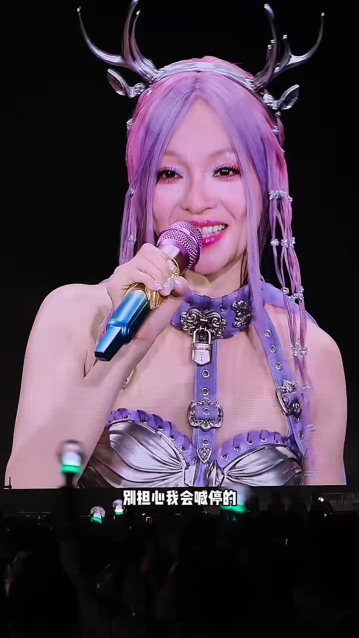 Zhang returned after the break; on-stage subtitles carried her message to the crowd