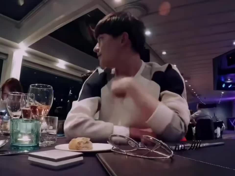 A scene from the season: a cast member at a restaurant table, gesturing mid-conversation. Photo: @顶流王多娱