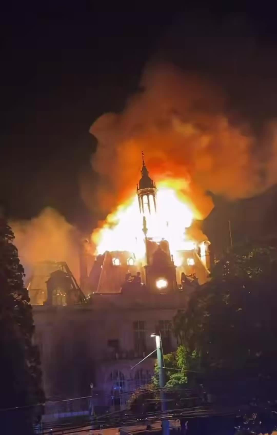 The town hall ablaze, seen from the park next door. Photo: @包容万物恒河水