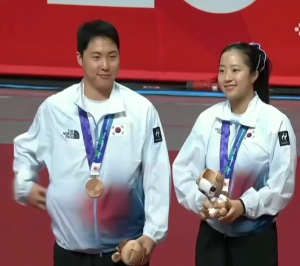 South Korea's Lim Jong-hoon and Shin Yu-bin, ever the showmen, with their mixed doubles bronze in Nagoya. Photo: @麦子哥哥QaQ