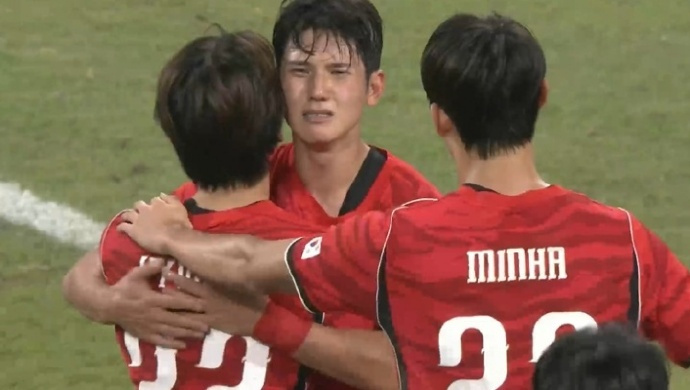 South Korean players embrace a teammate in tears after the final whistle in Nagoya. Photo: @新浪体育