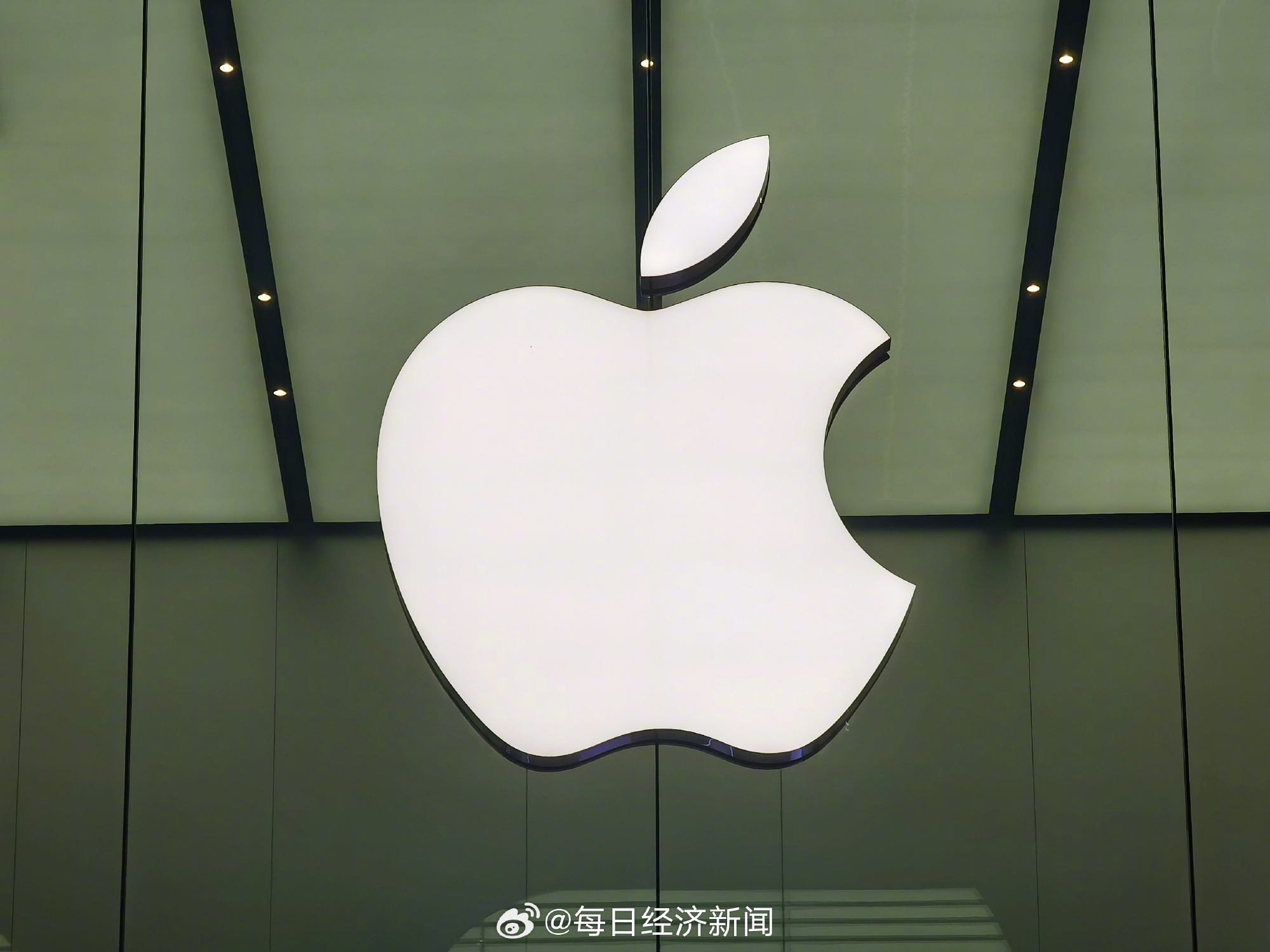 An Apple store facade in China, photographed this month. Photo: @观察者网