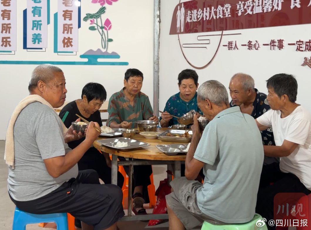 Elders eat lunch together at the round tables of Qipan Village's rural canteen in Luzhou, Sichuan. Photo: @四川日报