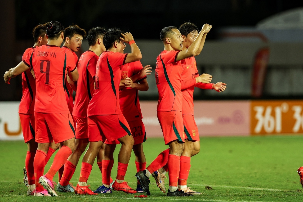 Zhang Yuning, number 9, joins the huddle after China's win over Thailand in Nagoya. Photo: @王玮晨