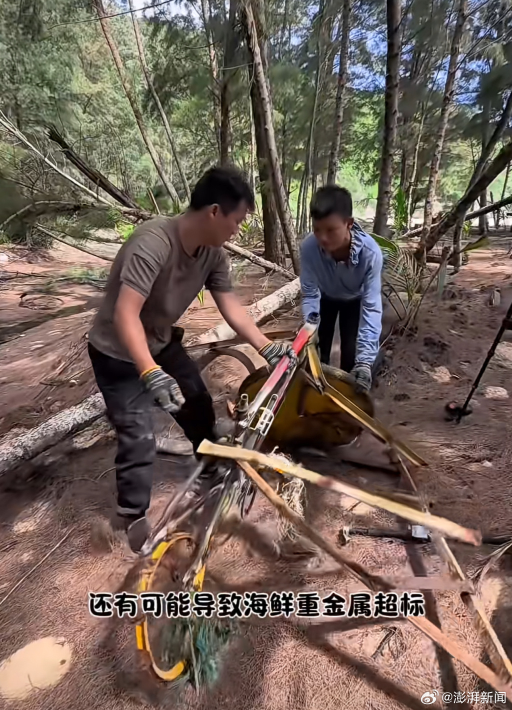 Crew from the video removing part of the abandoned set. Photo: @澎湃新闻