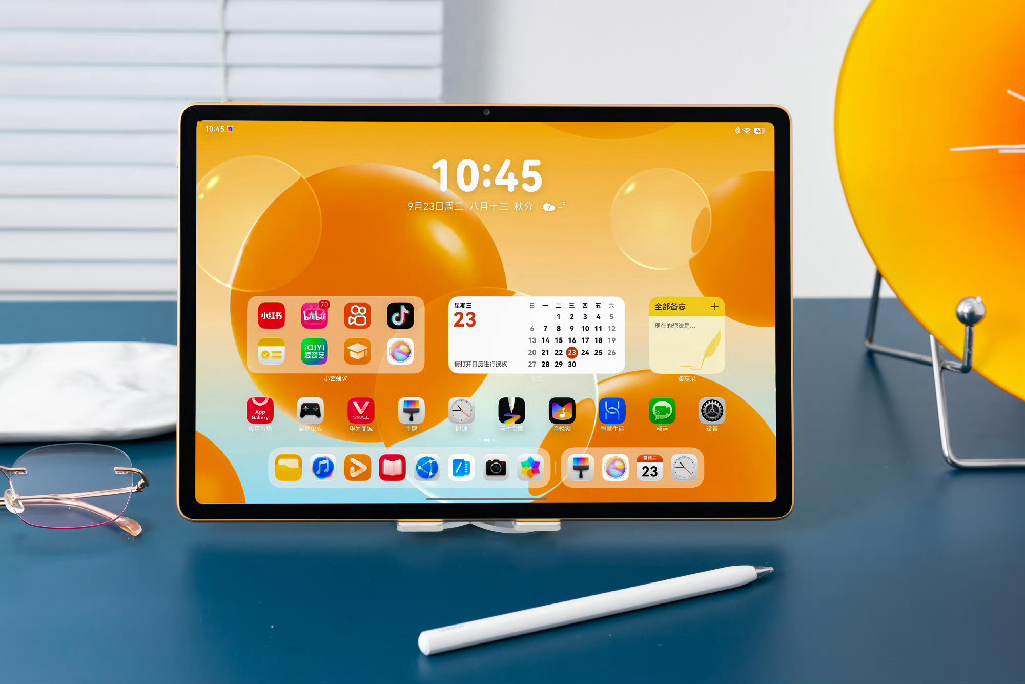 A tablet on a desk with its stylus and a clock, the product the market is cooling on. Photo: @微博数码