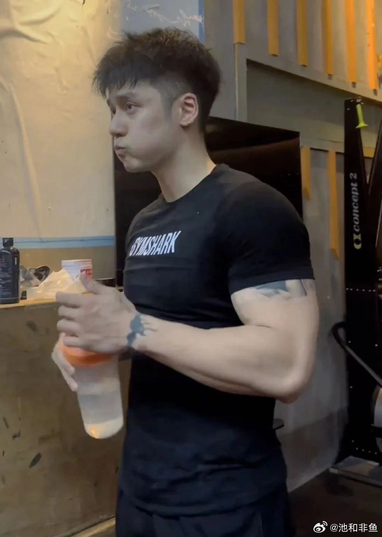Jiang Jinfu in a gym in one of the videos driving the trend. Photo: @池和非鱼