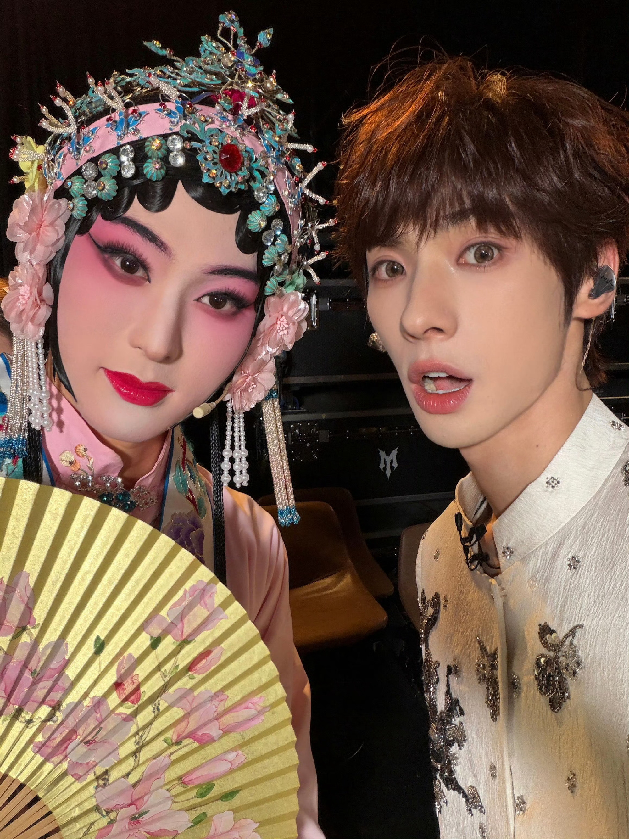 Tang Jiuzhou in Kunqu costume and a floral fan, photographed backstage. Photo: @小熊秋秋秋