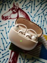 A Weibo question about why clip-on earphones are suddenly everywhere drew thousands of answers this week: inflamed ear canals, 'oily ears,' and a pivot from noise-cancelling immersion to all-day situational awareness — with Shokz's new OpenDots 2 signaling the category's maturation.