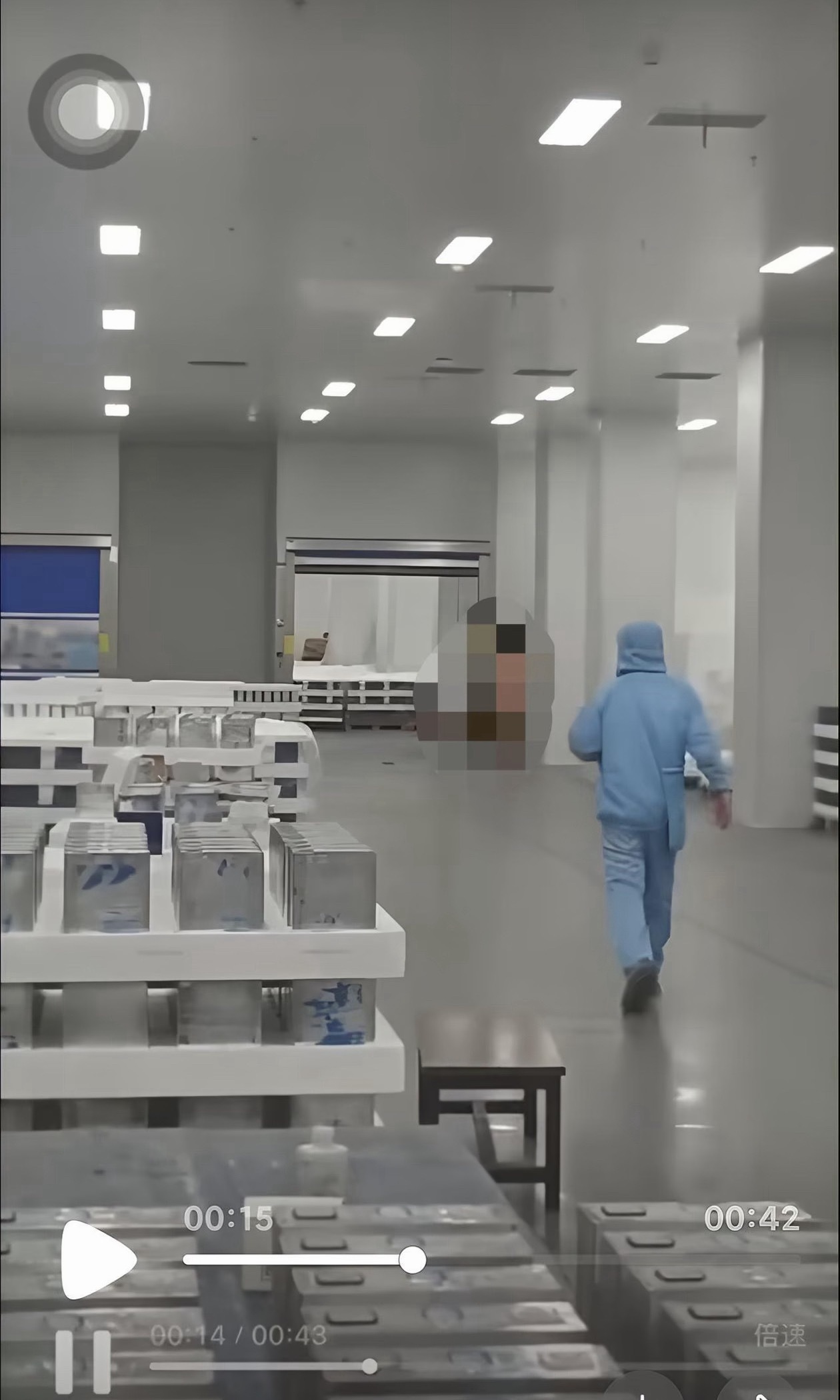 The viral clip shows a person in a blue coverall walking through a clean-room production floor, face blurred. Photo: @小野的瓜田