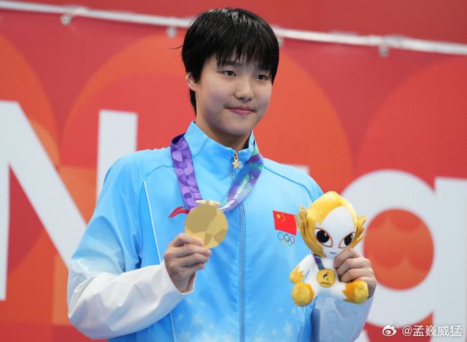 Yu Zidi holds her gold medal and the Games mascot after winning the women's 200m medley at the Aichi-Nagoya Asian Games. Photo: @孟巍威猛