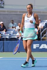 China's top tennis player beat the teenage qualifier Lutkova 4-6, 6-3, 6-1 in the US Open first round, ending a four-match Grand Slam losing streak and taking her first major main-draw win since the 2025 French Open. She revealed afterwards she had been ill enough to feel dizzy on court.