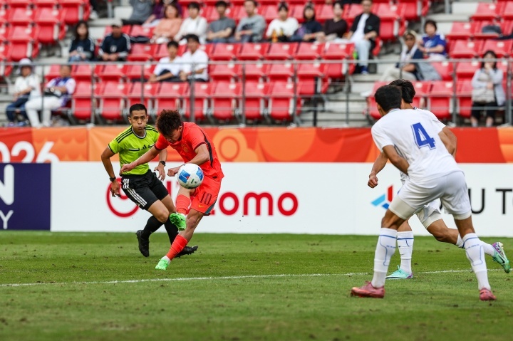 China's U23s, in red, attack during the bronze-medal match in Nagoya. Photo: @直播吧