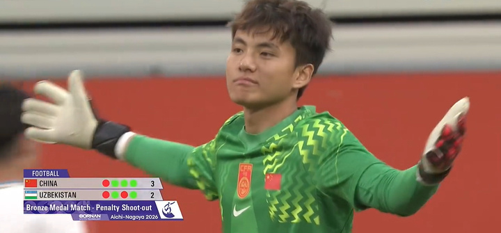 Li Hao reacts after a save in the penalty shoot-out against Uzbekistan. Photo: @直播吧