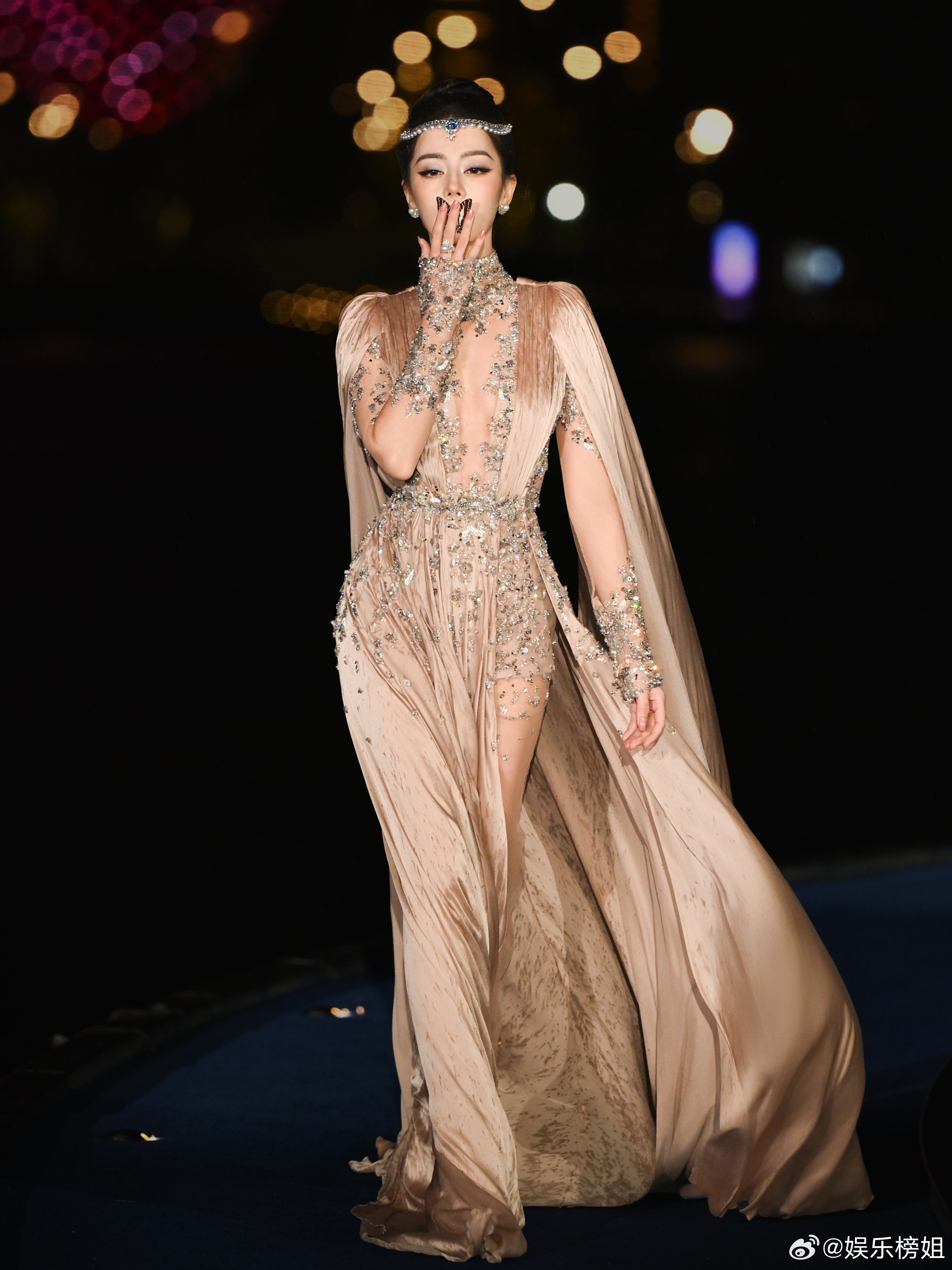 Dilraba on the VOGUE China Forces of Fashion carpet in her crystal-embellished gala gown. Photo: @娱乐榜姐