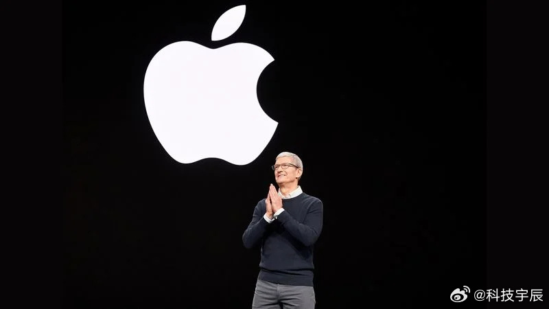 Tim Cook on stage at an Apple event, clapping in front of a giant Apple logo. Photo: @科技宇辰