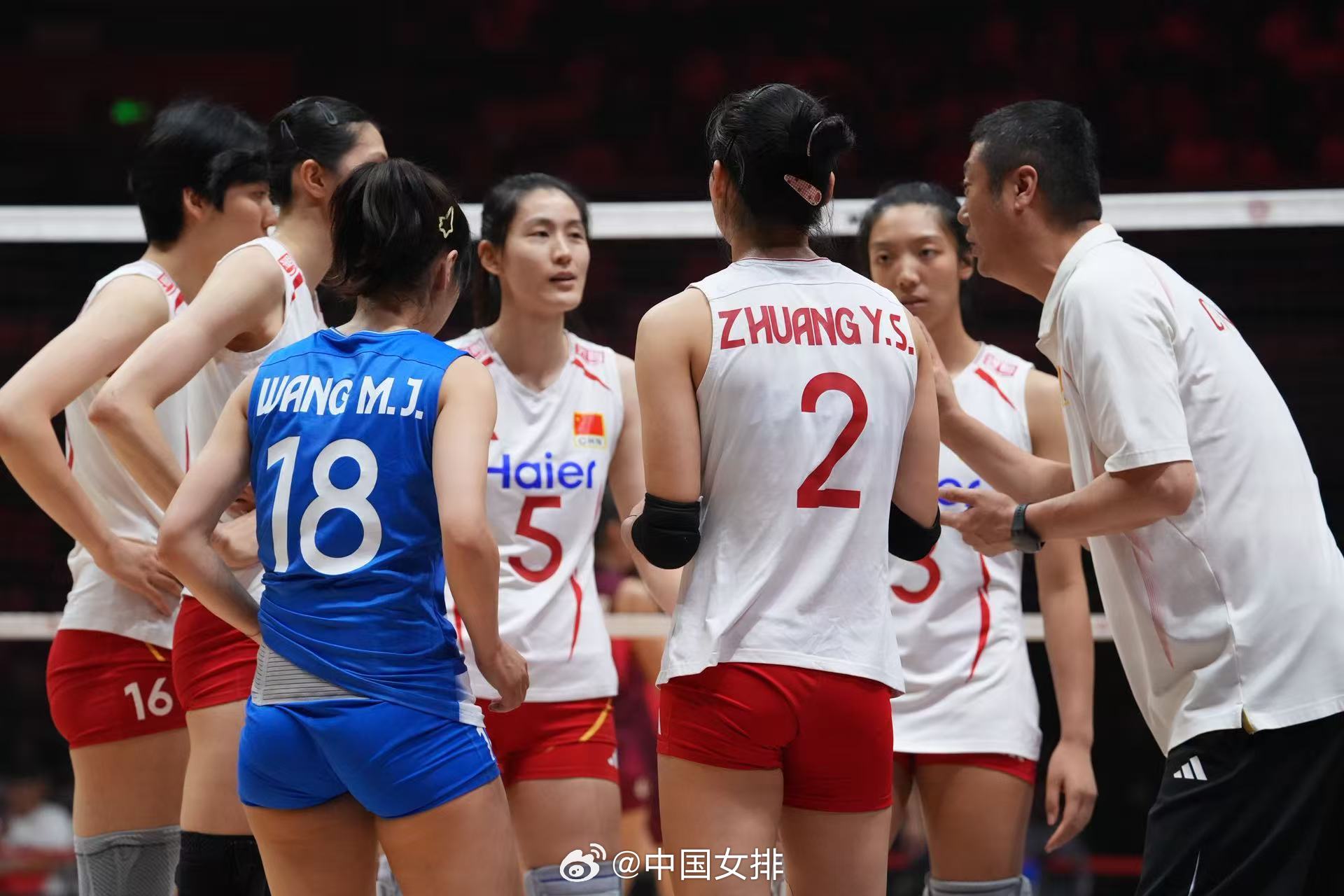 Players huddle around their coach during a timeout in the final. Photo: @中国女排