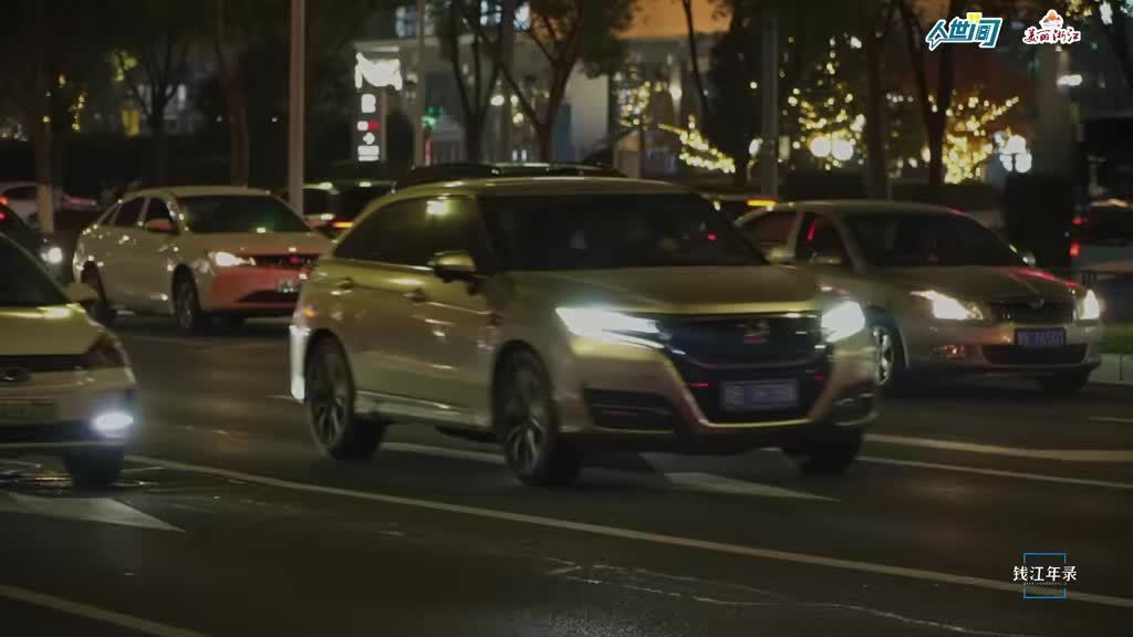 A nighttime street scene from the wave of reposts that carried the story. Photo: @或许兔是天使