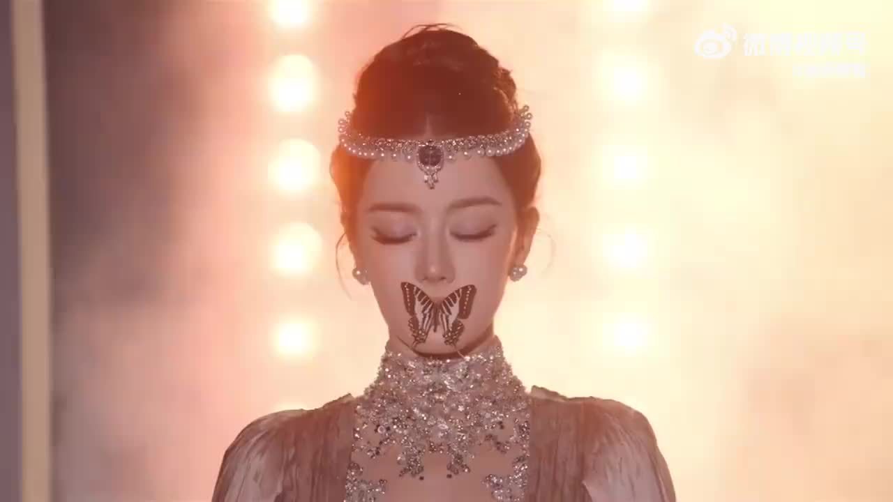 A close-up of Dilraba's gala look, with a butterfly motif across her mouth and a jeweled headpiece. Photo: @娱乐榜姐