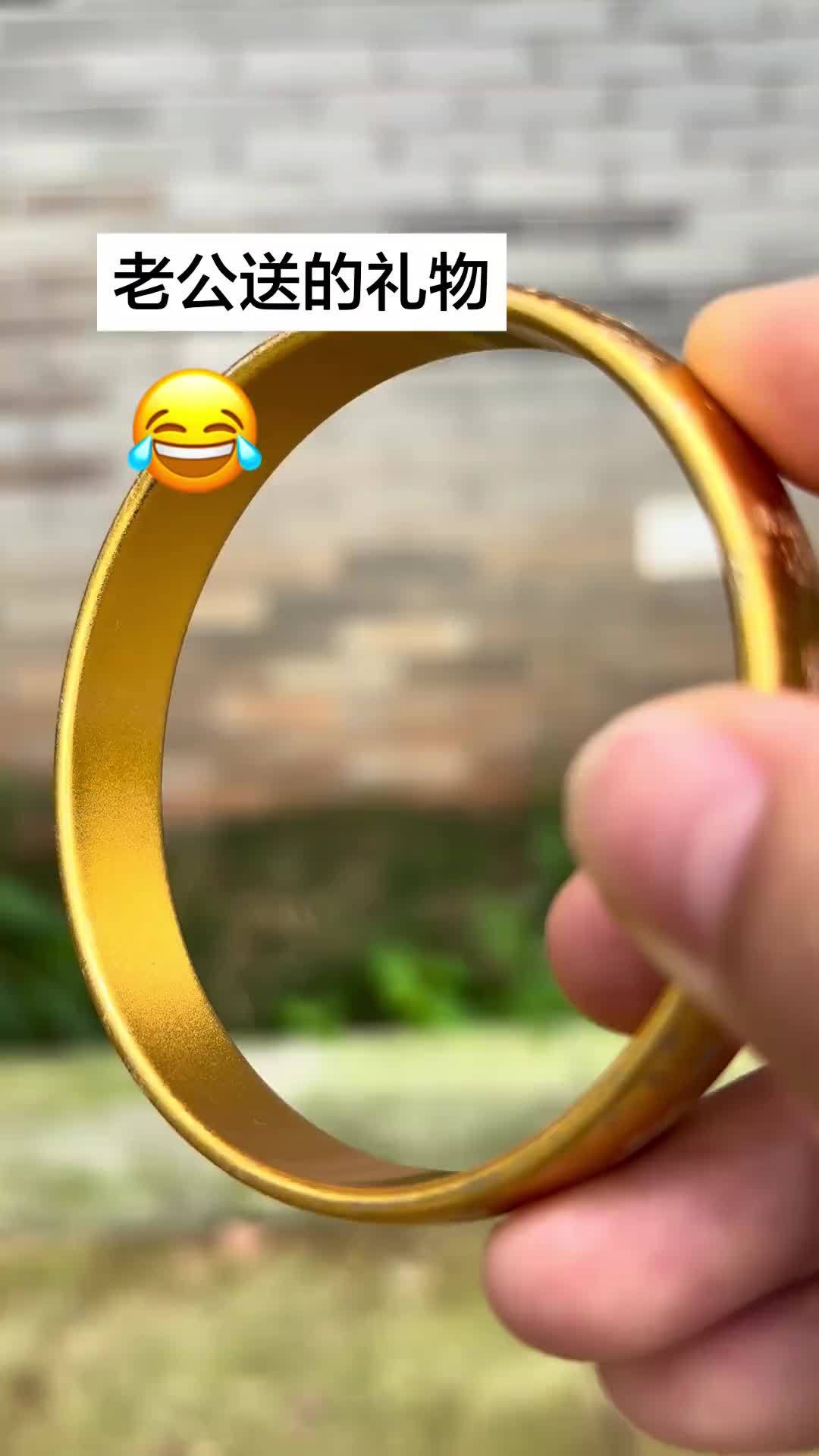 China's Retail Gold Price Tops 1,400 Yuan as Bangle-Buyers Cash Out After Months in the Red