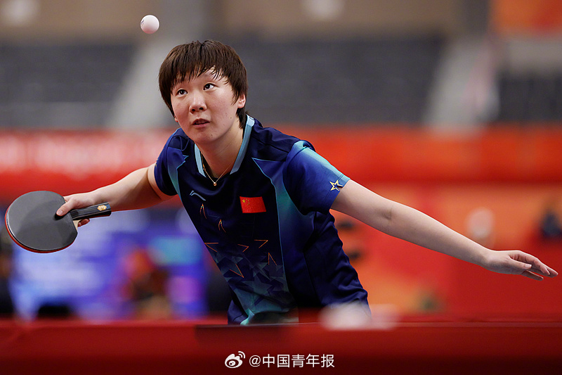 A player watches the ball over the table during the final in Nagoya. Photo: @中国青年报